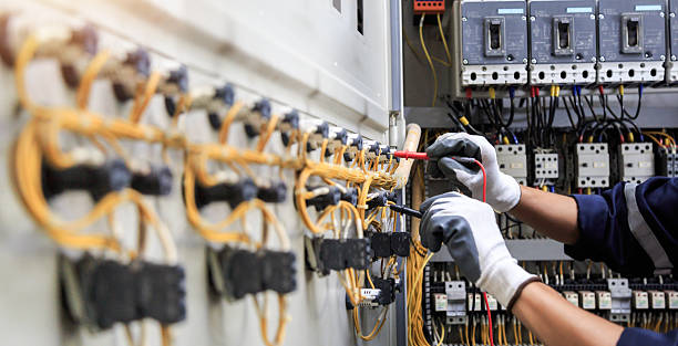 Professional Electrician technician working in Pontiac, MI